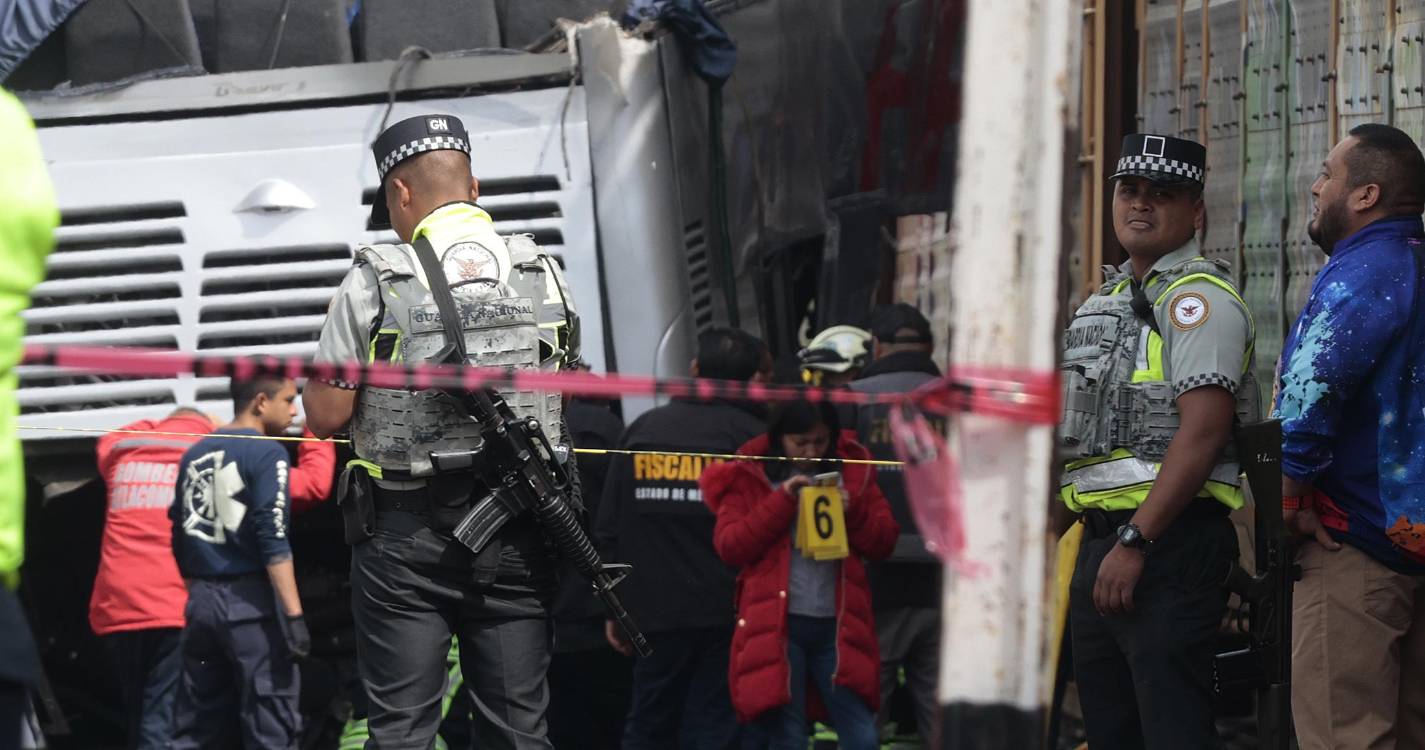 Comboio choca contra autocarro nos arredores da Cidade do México e mata pelo menos 8 pessoas
