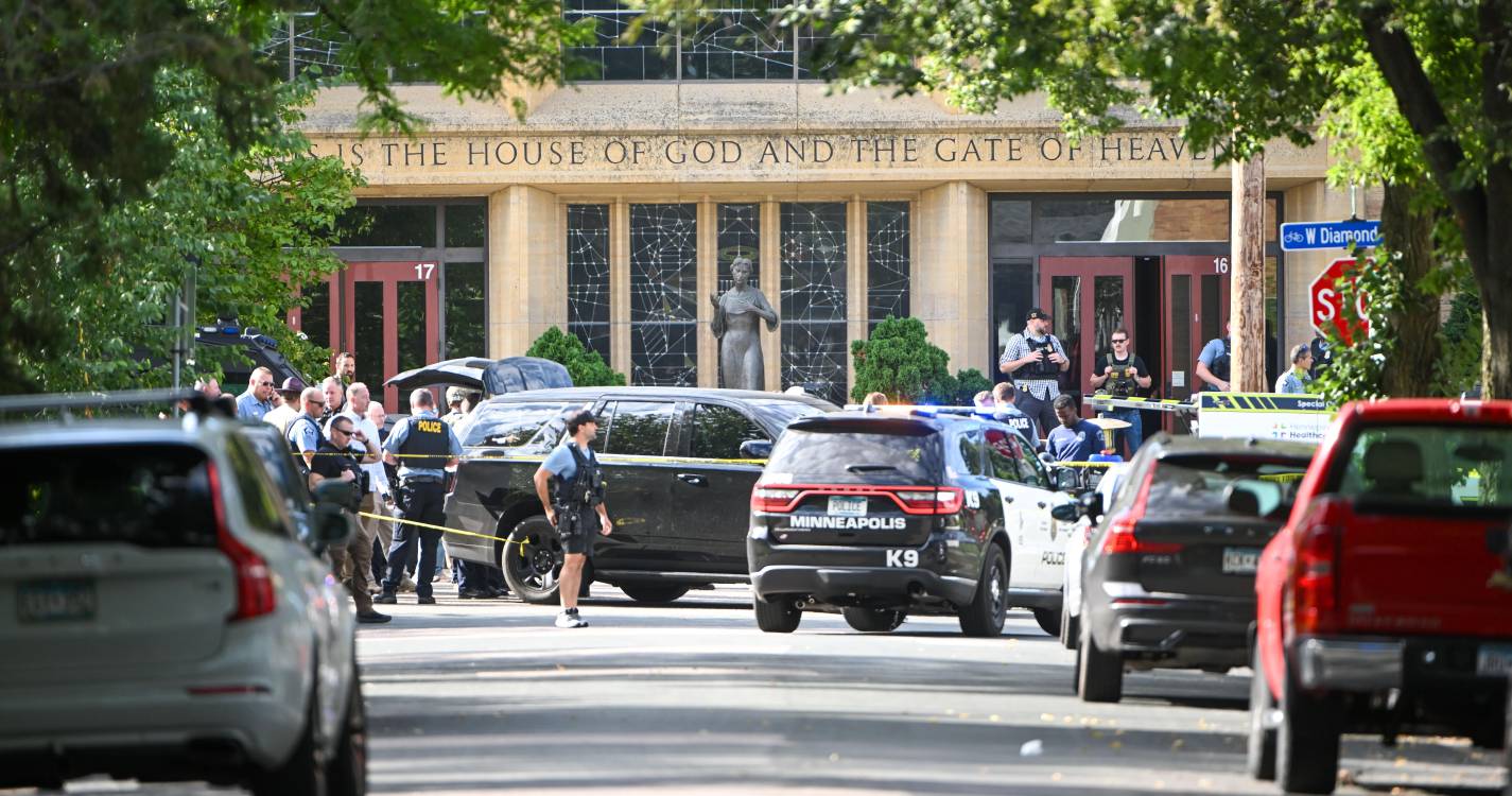 Pelo menos dois mortos e 20 feridos em tiroteio numa escola católica de Minneapolis