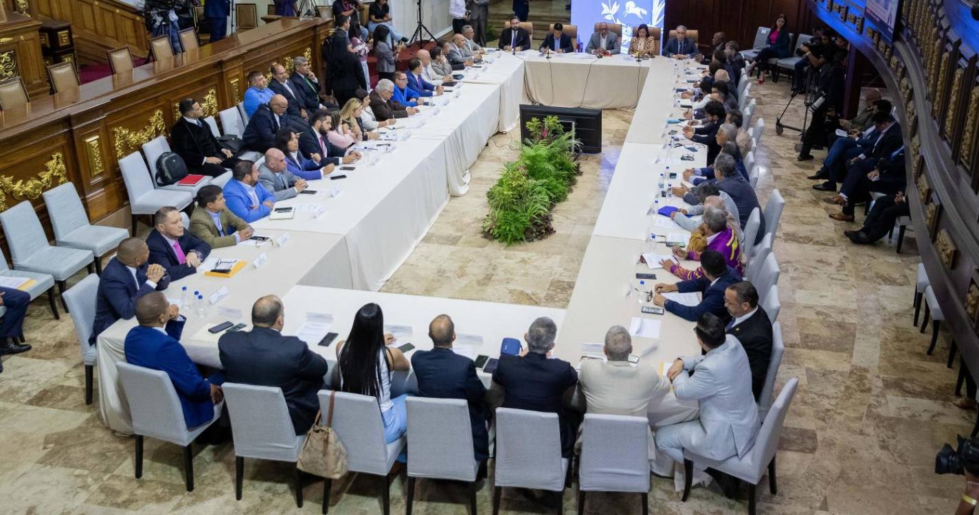 Bruxelas pede a Venezuela eleições livres como primeiro passo para a democracia