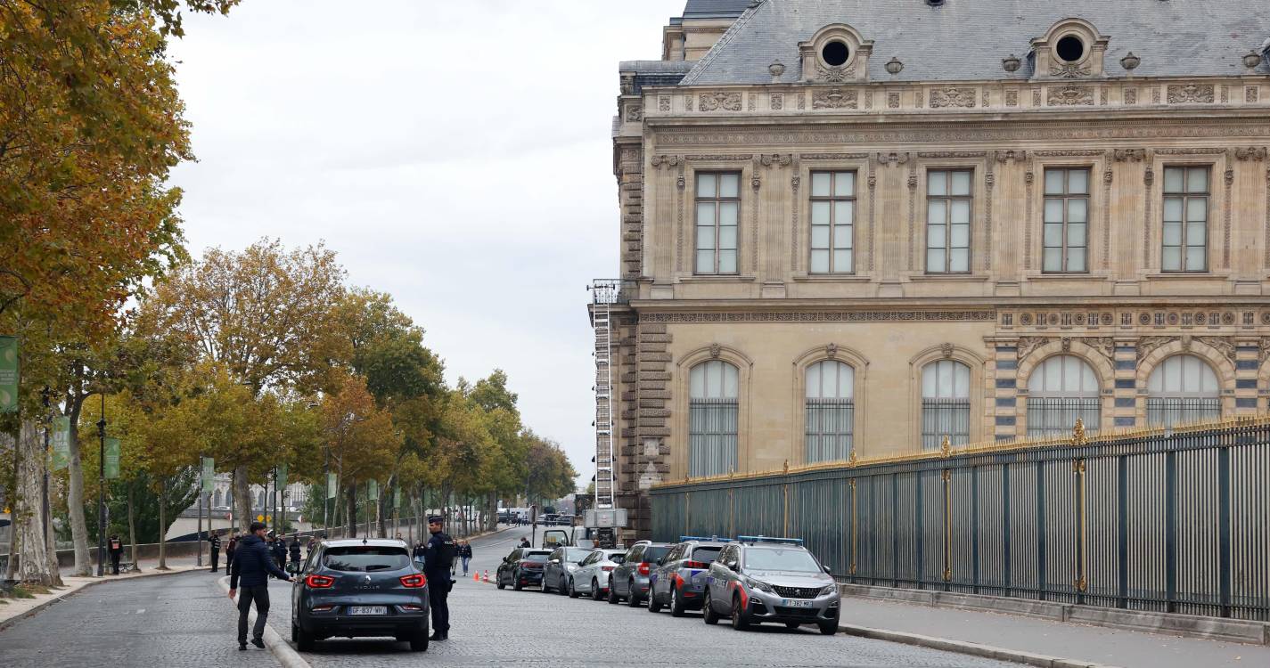 Museu do Louvre mantém-se encerrado hoje após roubo de domingo