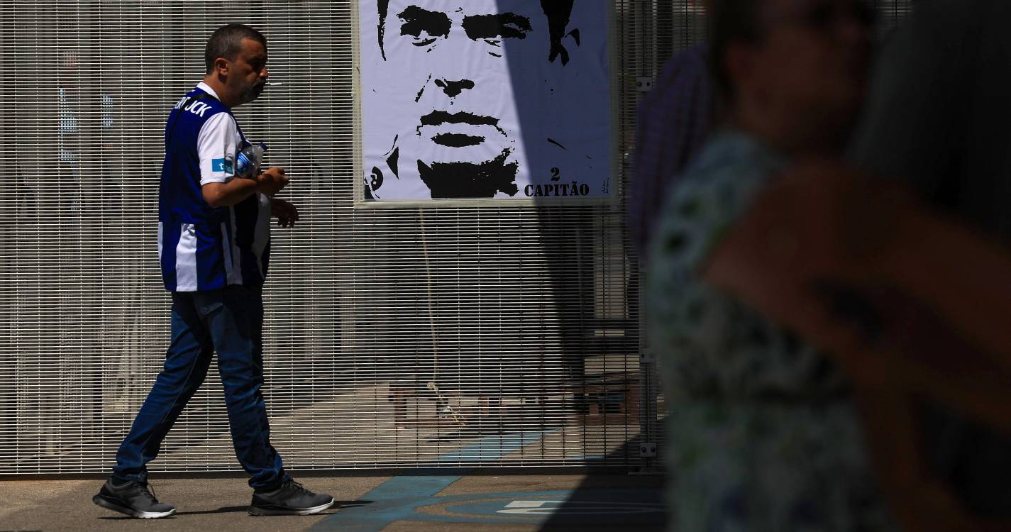 Milhares de adeptos em fila no Estádio do Dragão para se despedirem de Jorge Costa (com fotos)