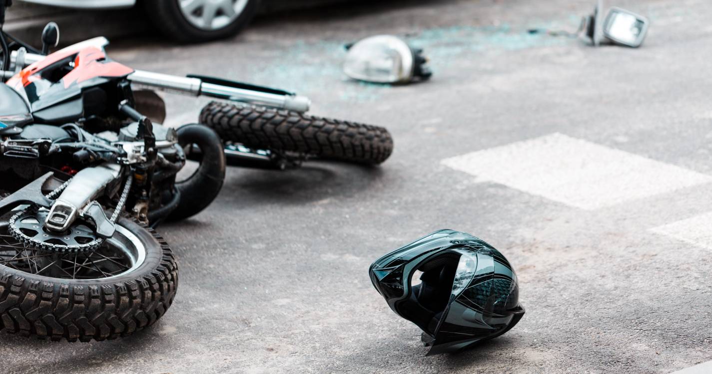 Colisão entre mota e carro faz ferido grave no Caniço