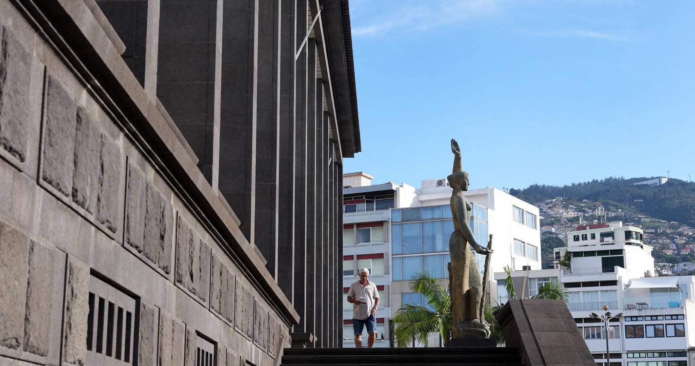 Homem salta de janela do tribunal e acaba hospitalizado