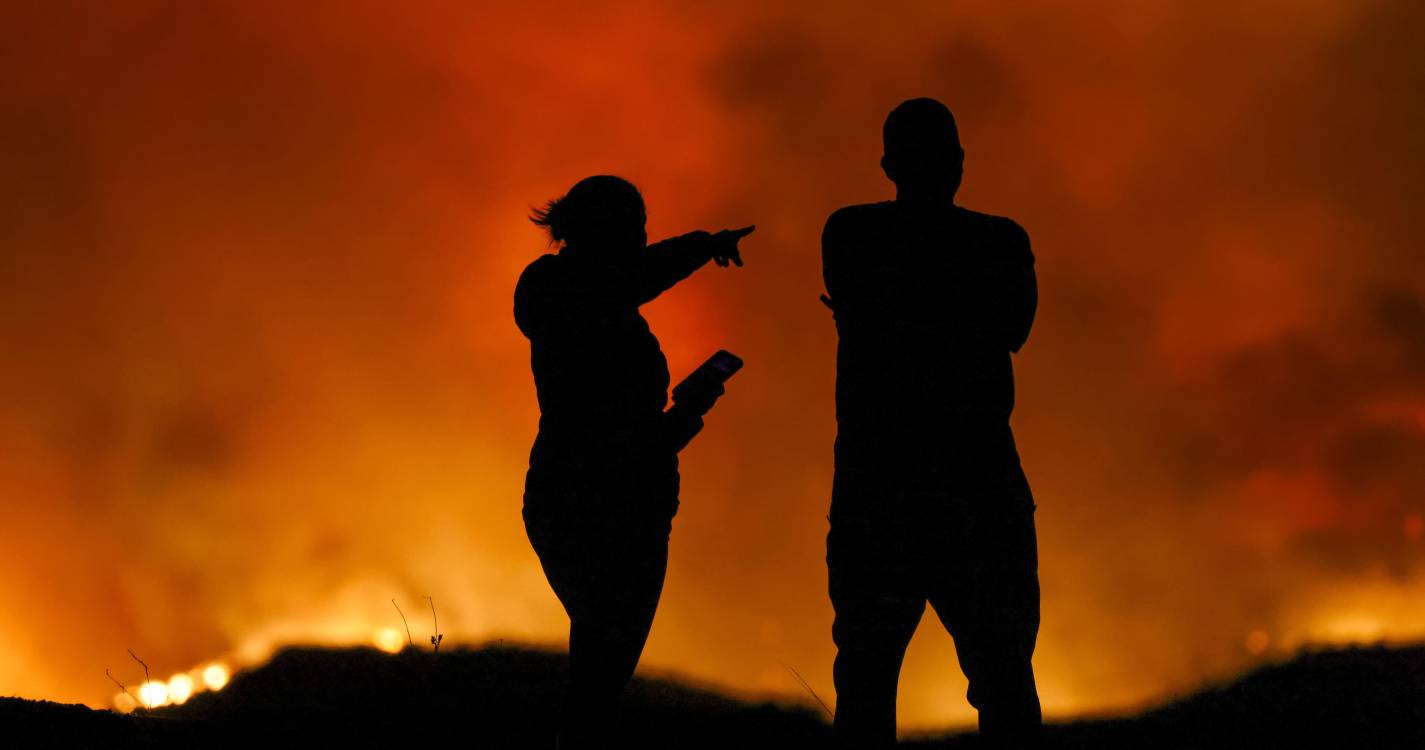 Milhares de pessoas retiradas de casa por incêndio na região de Los Angeles