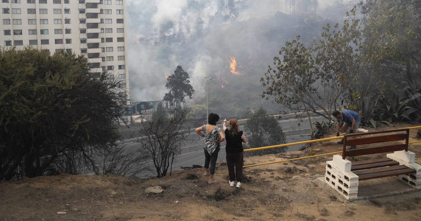 Sobe para 99 número de mortos em incêndios florestais no Chile