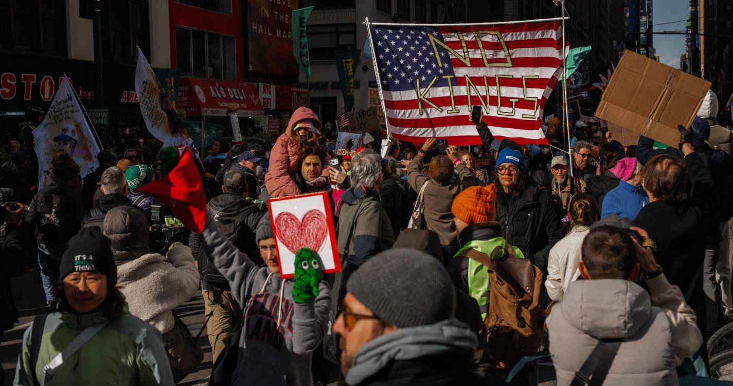 Multidões voltam às ruas de Nova Iorque contra Governo de Donald Trump