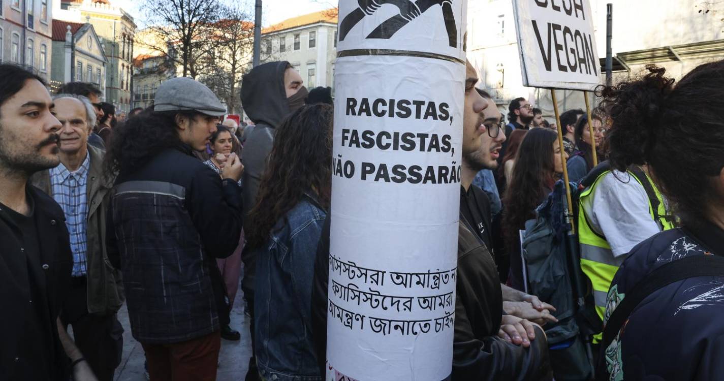 Centenas de pessoas juntam-se contra o racismo e xenofobia (com fotos)