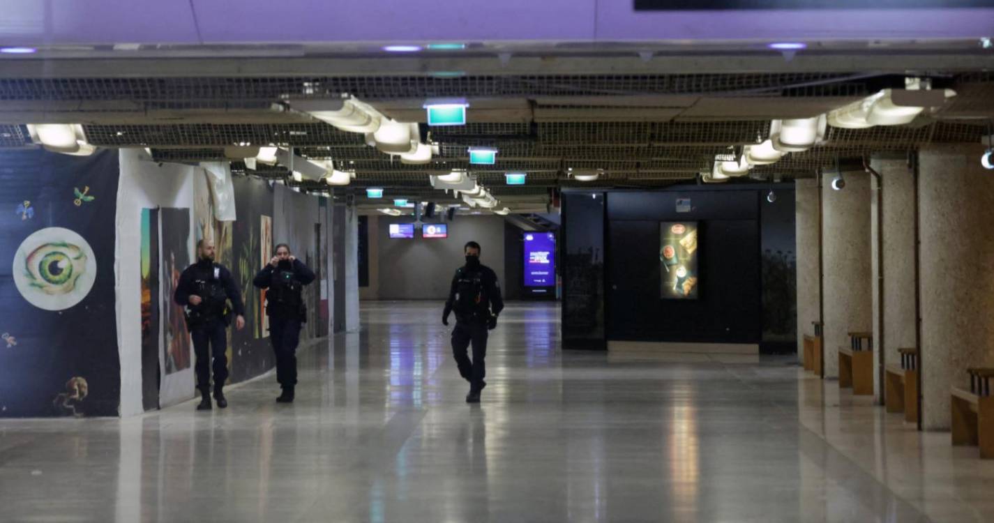 Homem detido após ferir pessoas com arma branca numa estação de Paris