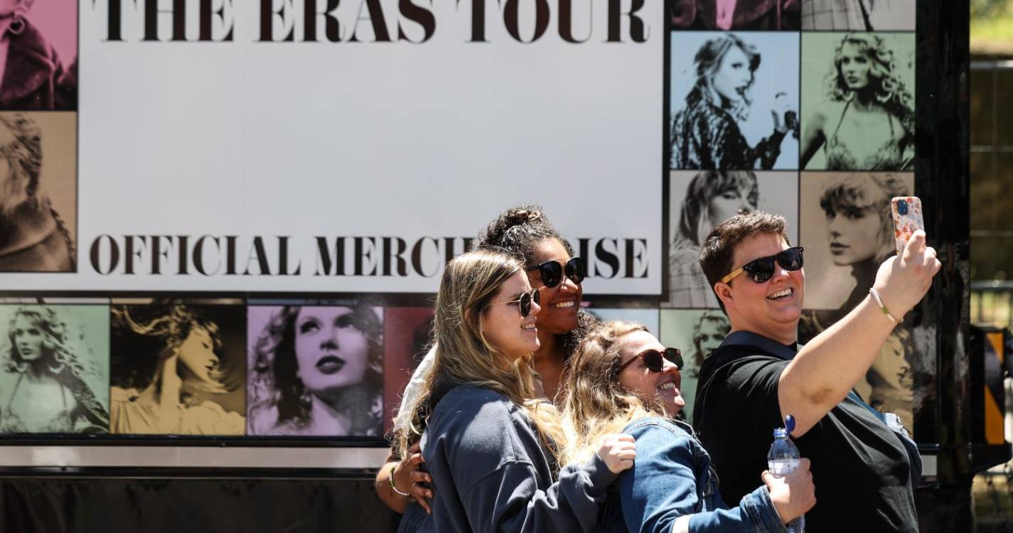 Milhares de pessoas nas imediações do Estádio da Luz aguardam Taylor Swift (veja as fotos)