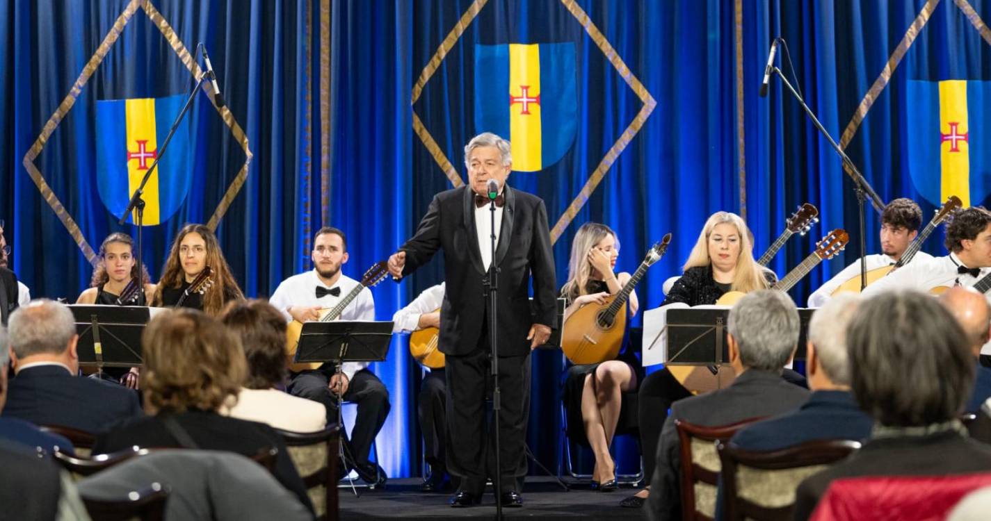 Veja como o tenor Carlos Guilherme cantou Max com a Orquestra de Bandolins