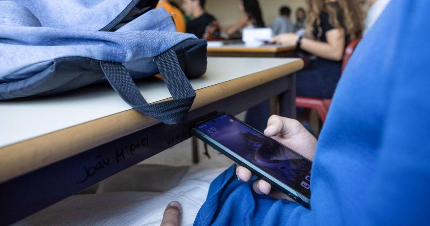 Ministro da Educação admite tornar efetiva proibição de telemóveis nos 1.º e 2.º ciclos