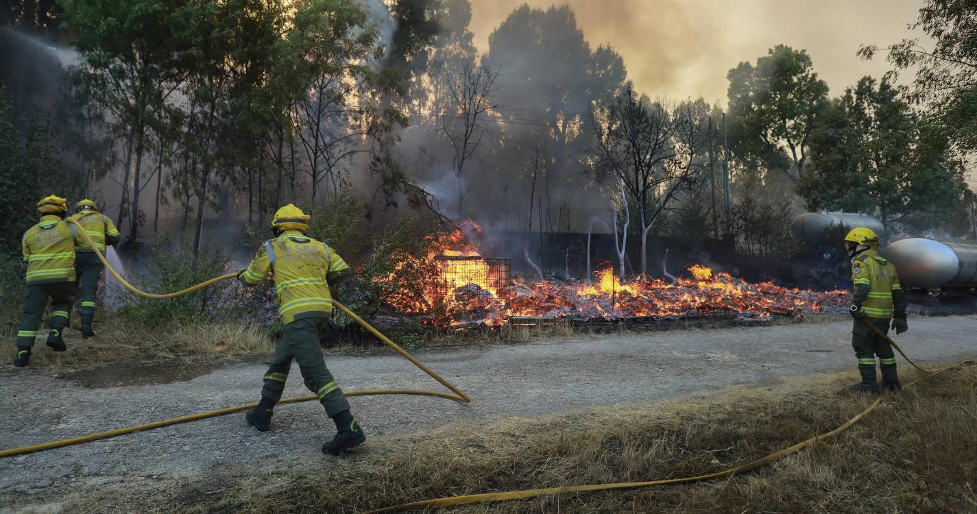 Mais de 1.000 operacionais em quatro grandes incêndios em Portugal continental