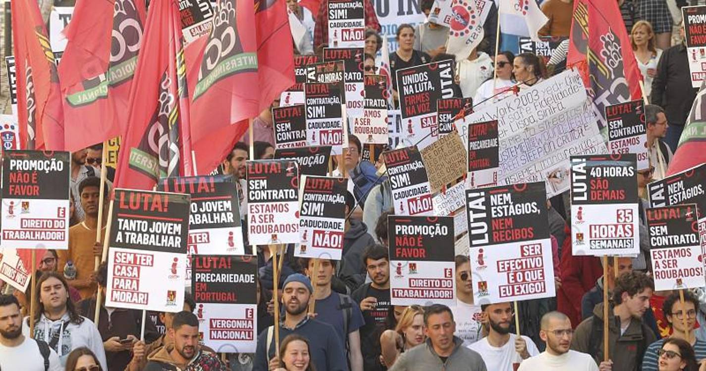 Jovens marcham até ao parlamento contra baixos salários e precariedade