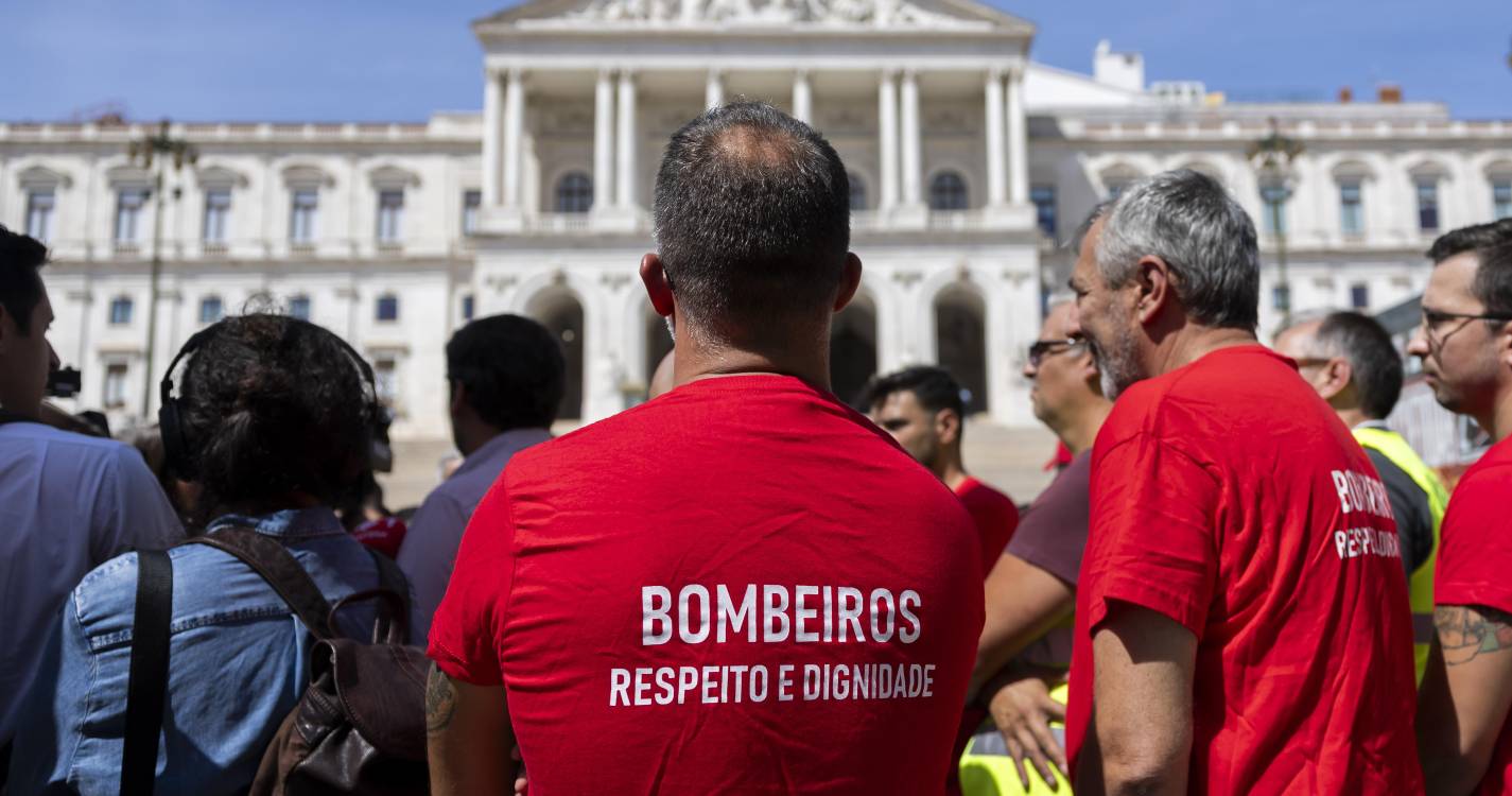 Grupo de bombeiros reúne-se em vigília até segunda-feira em frente ao parlamento