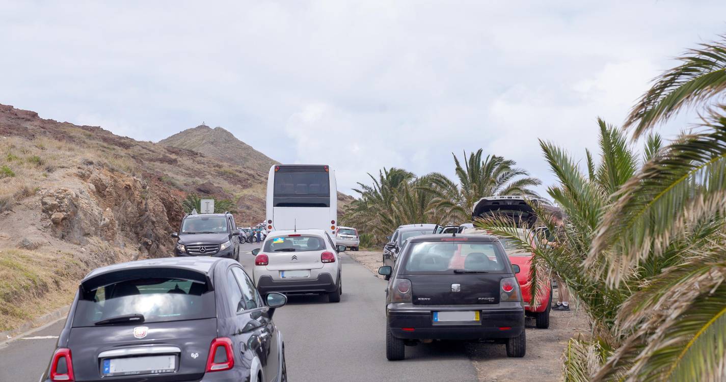 Queda de pedras obstrui estrada no Caniçal