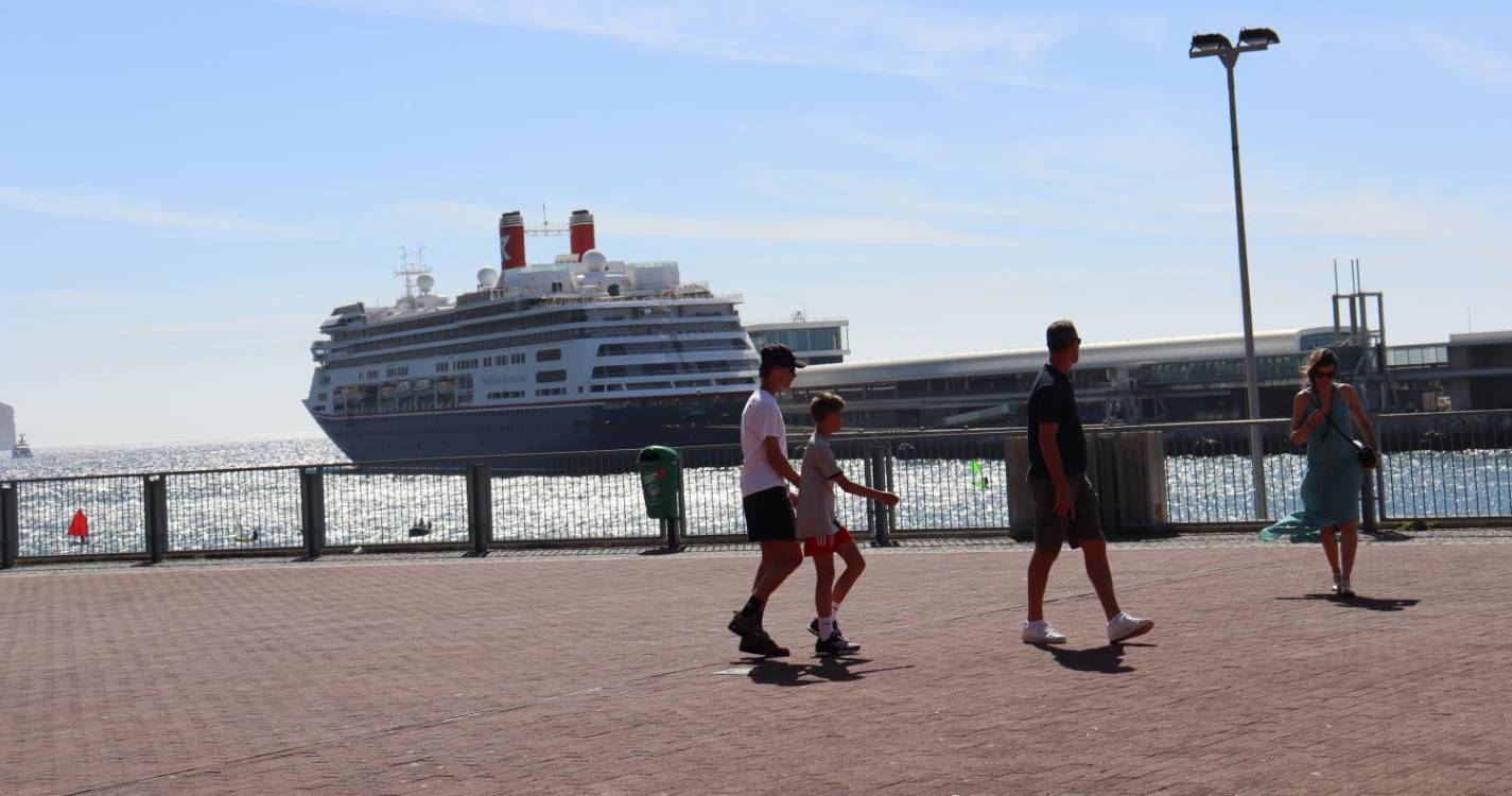 Um navio de cruzeiro e três super iates estão hoje acostados no porto funchalense