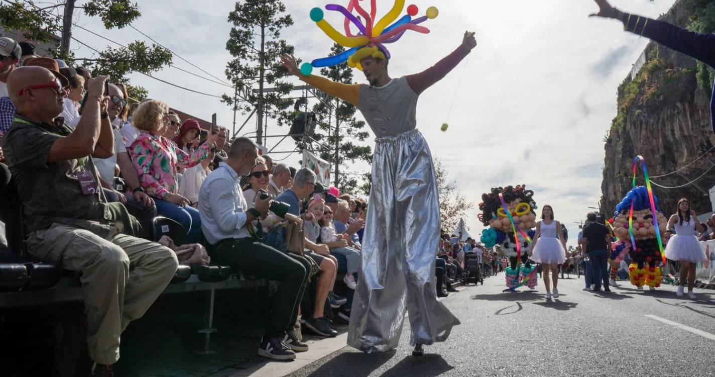 Cortejo Trapalhão traz à avenida dezenas de figuras e referências