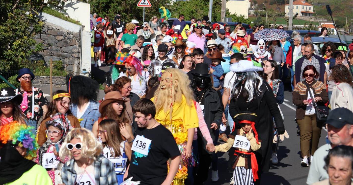 Campanário enche-se de mascarados, humor, música e malassadas (com fotos)