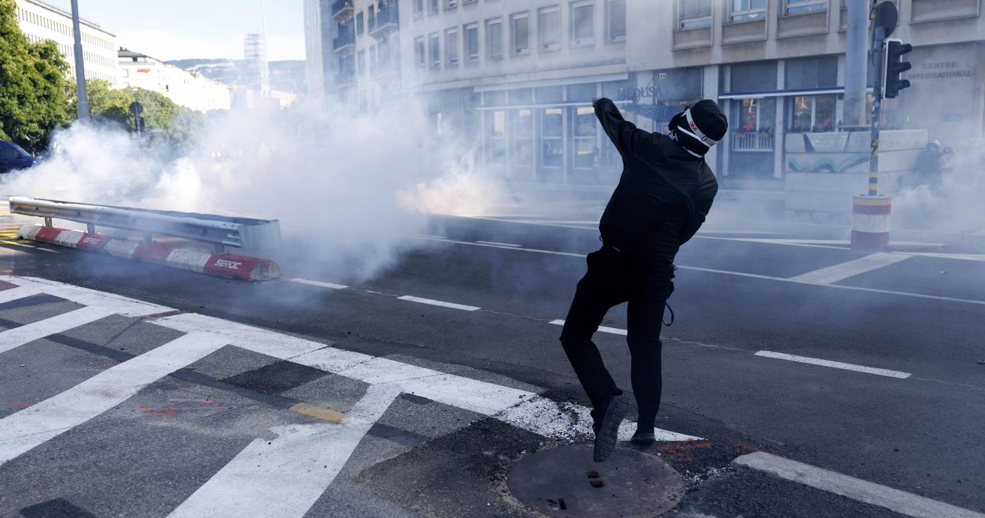Confrontos entre manifestantes anti-G7 e polícia perto da sede da ONU em Genebra