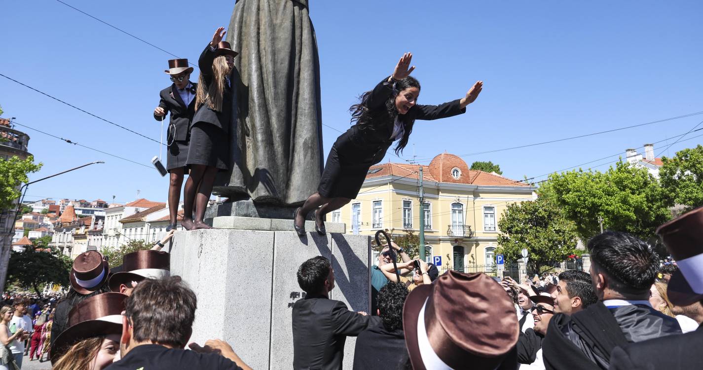 Cortejo da Queima das Fitas de Coimbra muito participado e com mensagens políticas (com fotos)