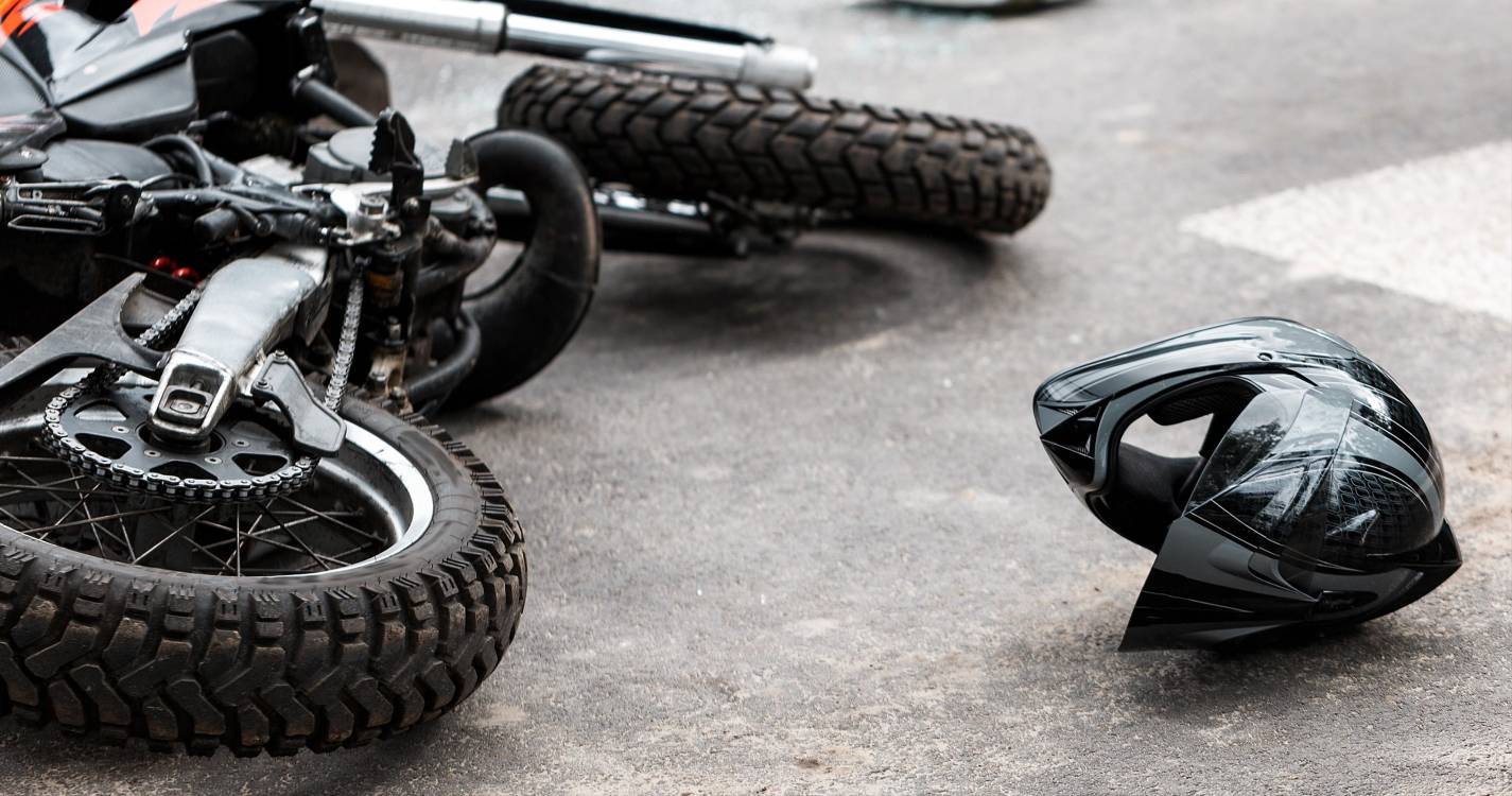 Polícia procura condutor que abalroou e atropelou motociclista gravemente ferido