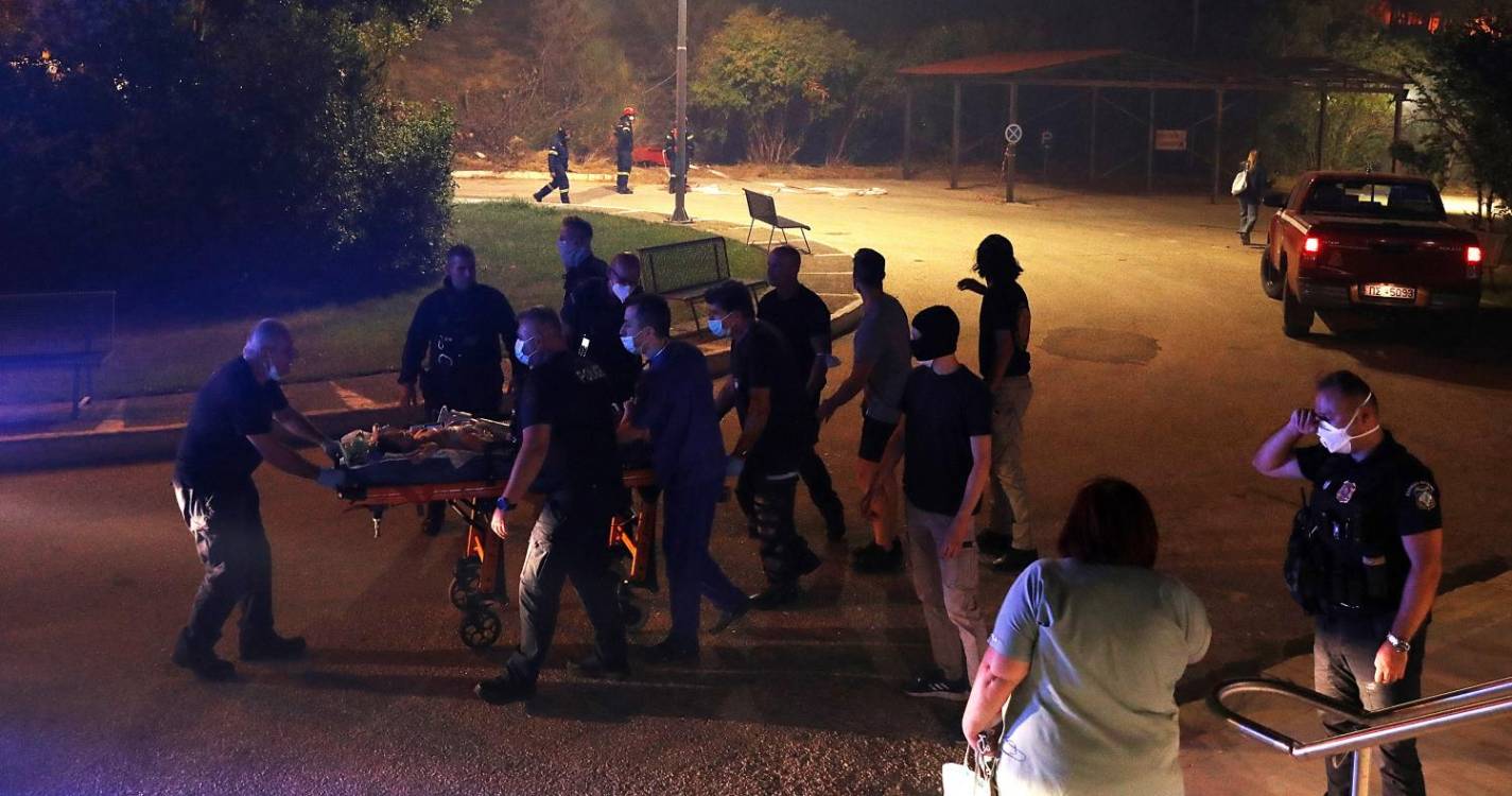 Incêndio leva à evacuação de mais cinco comunidades nos arredores de Atenas (com fotos)