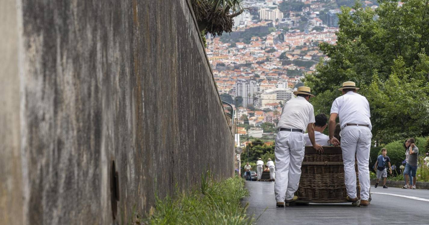 Vídeo mostra enchente de turistas para a descida em carros de cesto