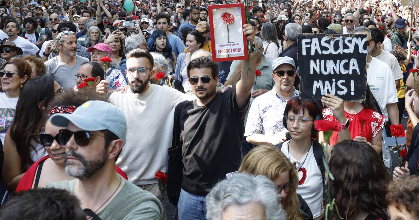 25 Abril: Milhares de pessoas na celebração da liberdade em desfile na capital