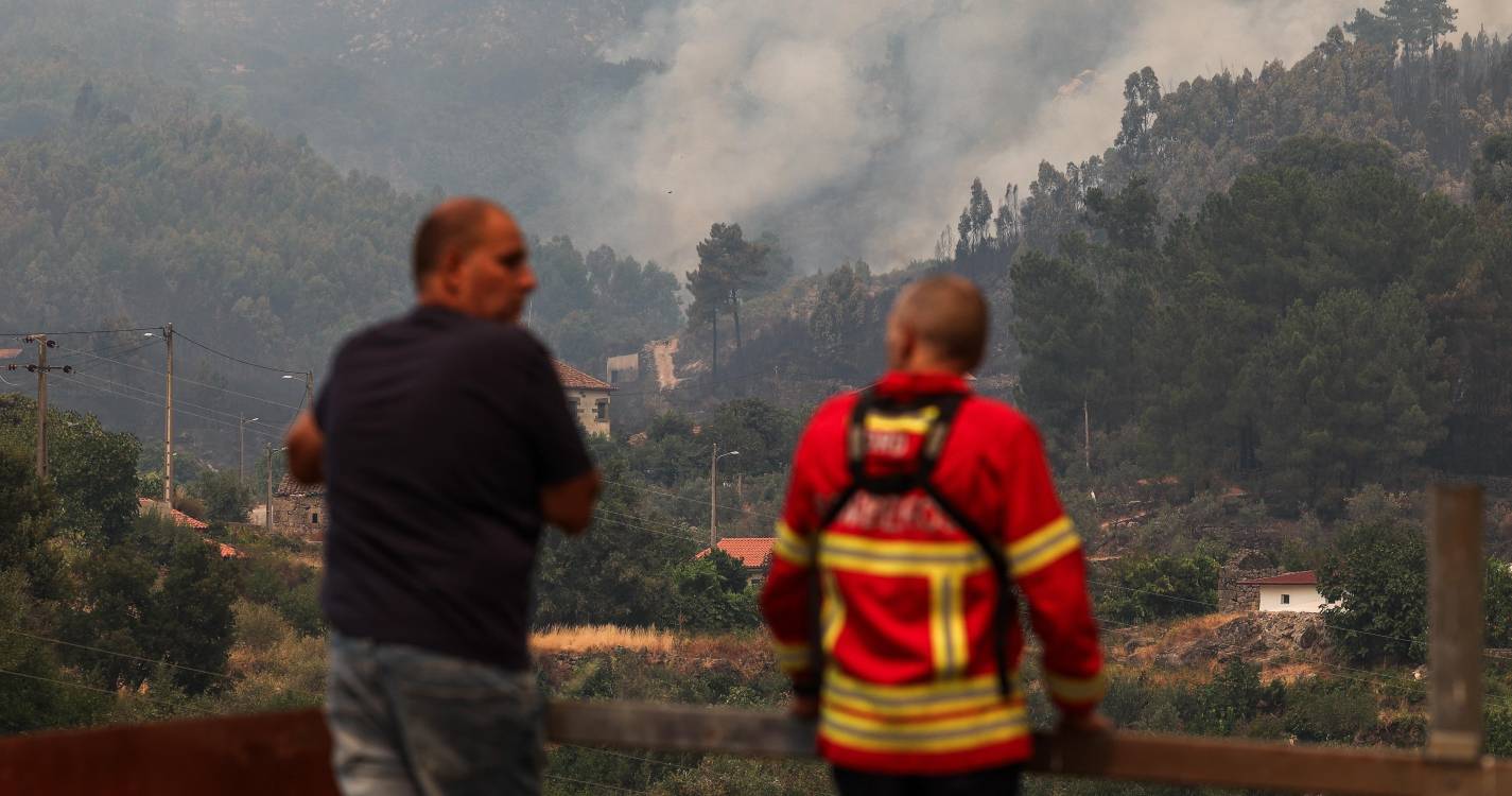 Incêndios: Operacionais apeados e helitransportados mantêm combate em altitude em Seia