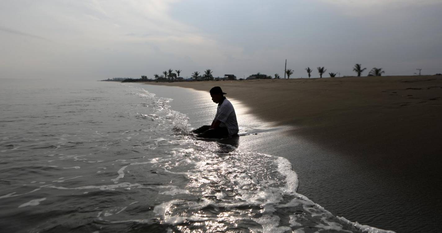 Nova erupção no norte da Indonésia obriga a encerramento de aeroporto vizinho