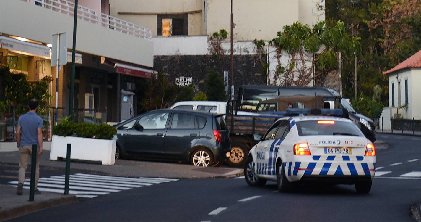 Homem causa desacatos na Estrada Monumental ao pontapear papeleiras