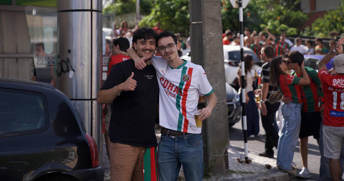 Adeptos do Marítimo fazem a festa pré-jogo no Seixal (com fotos)