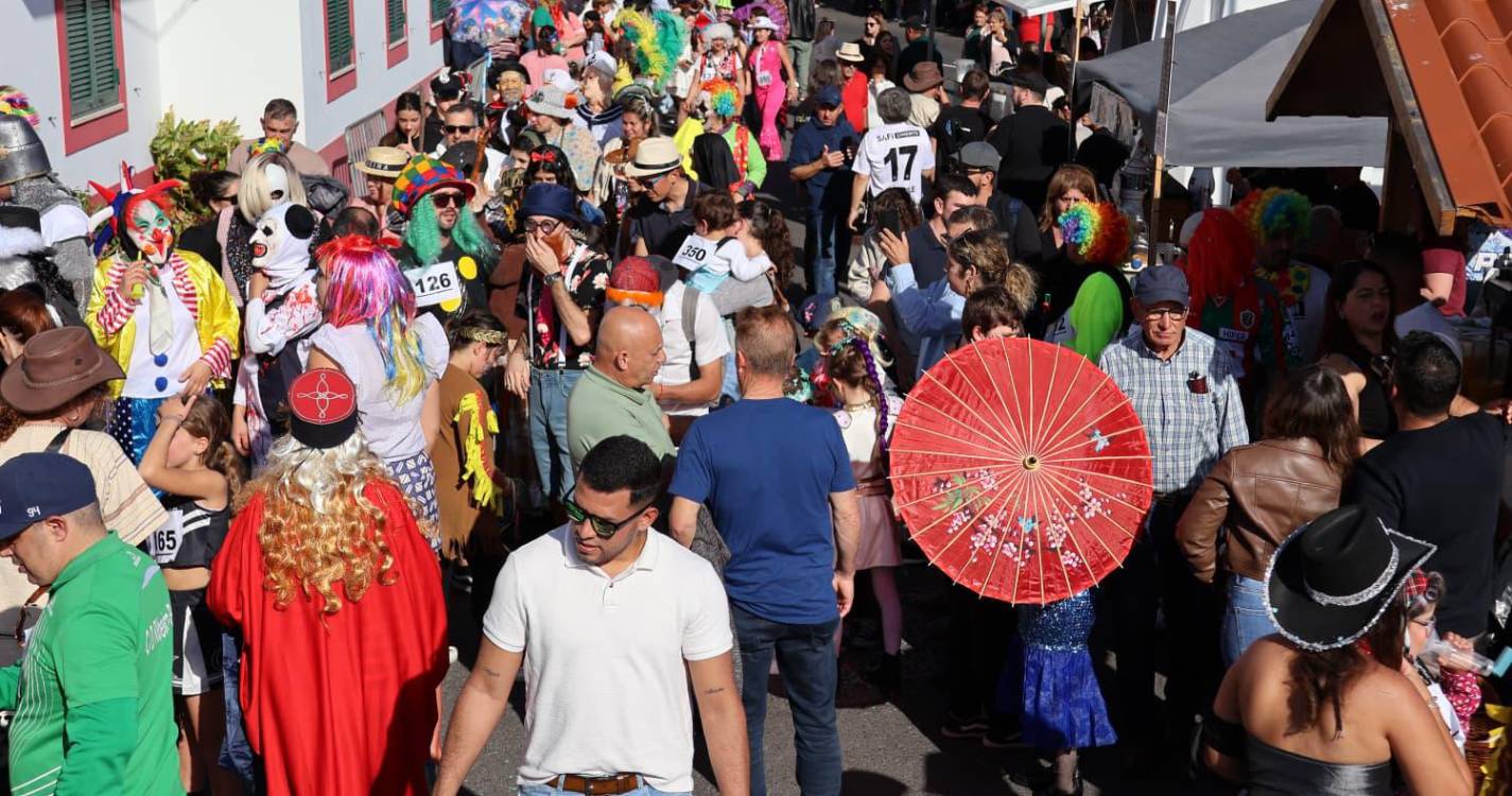 Campanário enche-se de mascarados, humor, música e malassadas (com fotos)