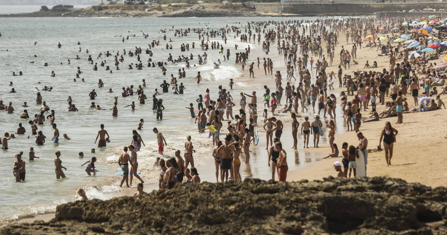 Calor extremo coloca sete distritos sob aviso vermelho. Madeira está verde, mas zonas montanhosas subiram para amarelo