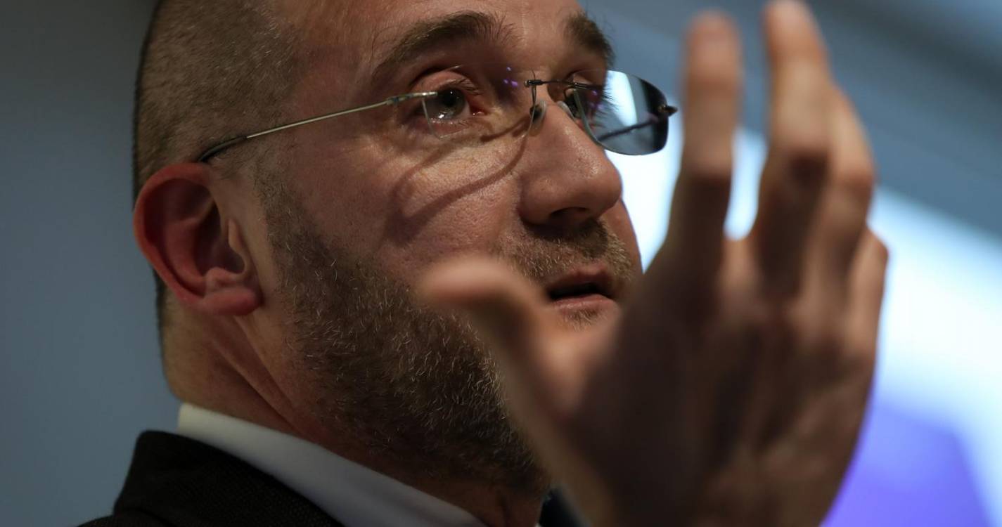 PAN, PS, BE e PCP criticam ideias “bafientas e retrógradas” de livro apresentado por Passos