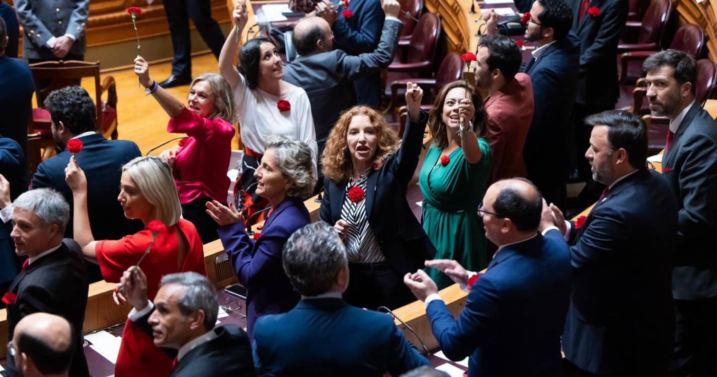 25 Abril: Esquerda canta “Grândola, Vila Morena” no final da sessão plenária