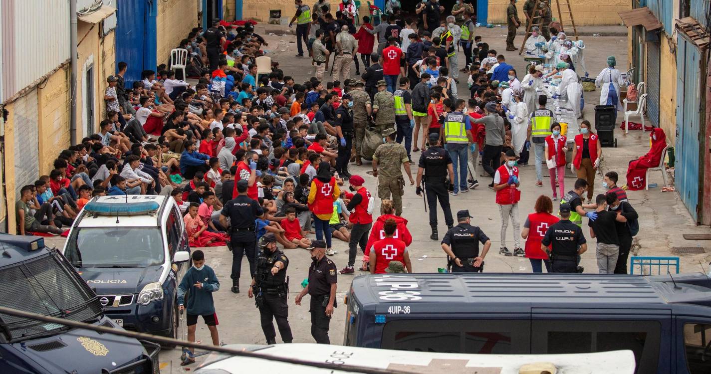 Mais de meia centena de menores marroquinos chegam sozinhos a nado a Ceuta