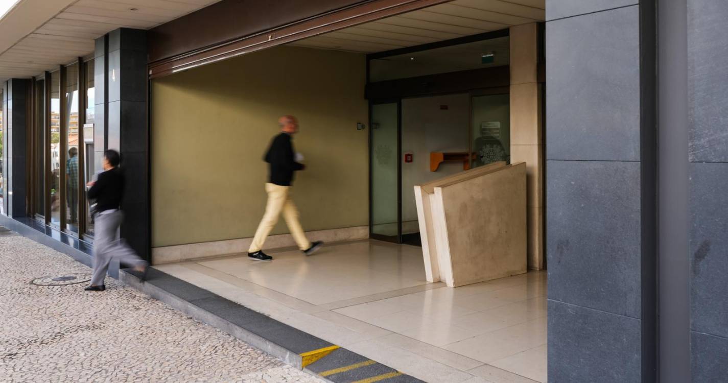 Testemunha não consegue dissociar cartas anónimas de explosivo colocado no seu carro, em São Vicente