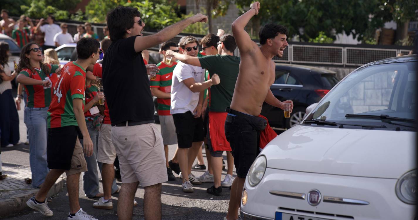 Adeptos do Marítimo fazem a festa pré-jogo no Seixal (com fotos)