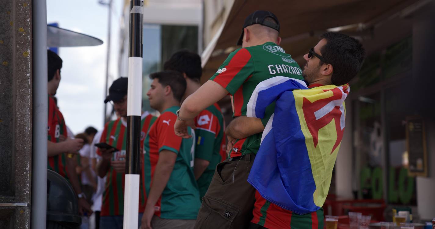 Adeptos do Marítimo fazem a festa pré-jogo no Seixal (com fotos)