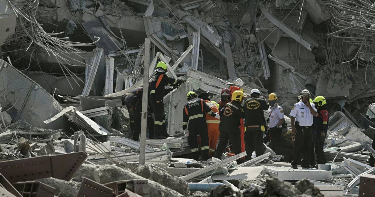 Sismos que abalaram Myanmar e Tailândia fazem colapsar edifício em Banguecoque. Há 43 pessoas soterradas