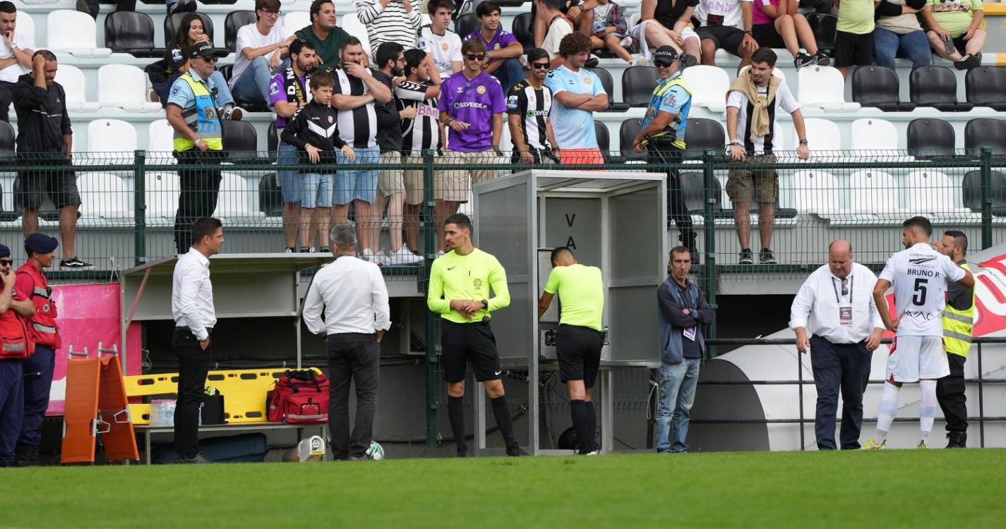 Explicações dos árbitros em situação de VAR a testar em mais 10 jogos
