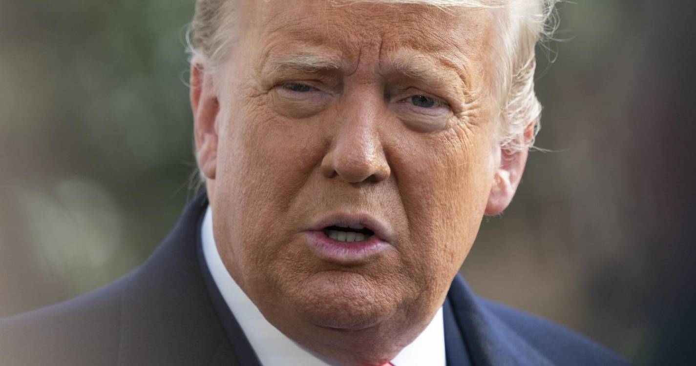 Apoiantes de Trump querem destituir presidente da câmara baixa por aprovar ajuda à Ucrânia