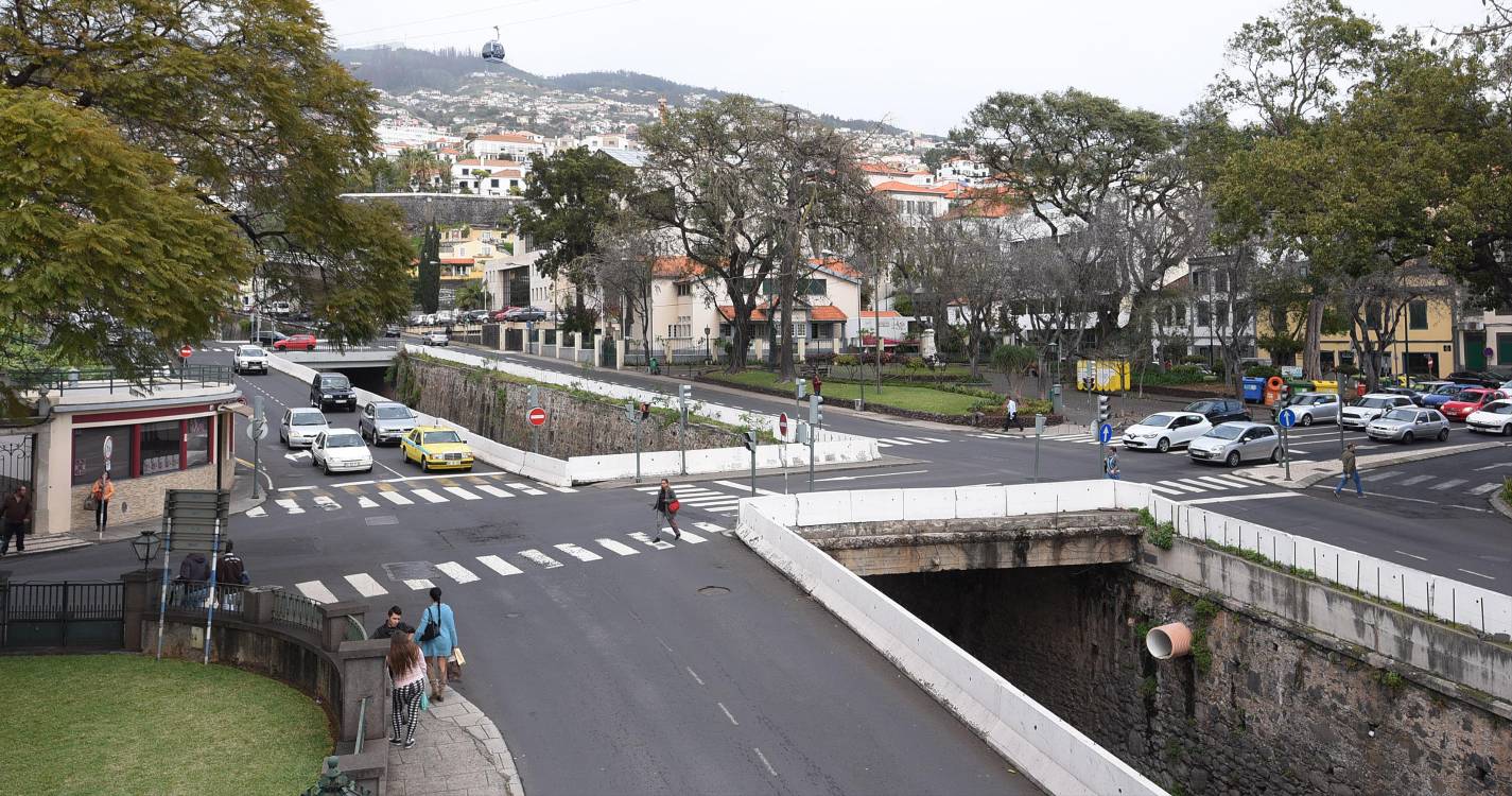 Colisão no Campo da Barca faz cinco feridos às 6 horas deste domingo