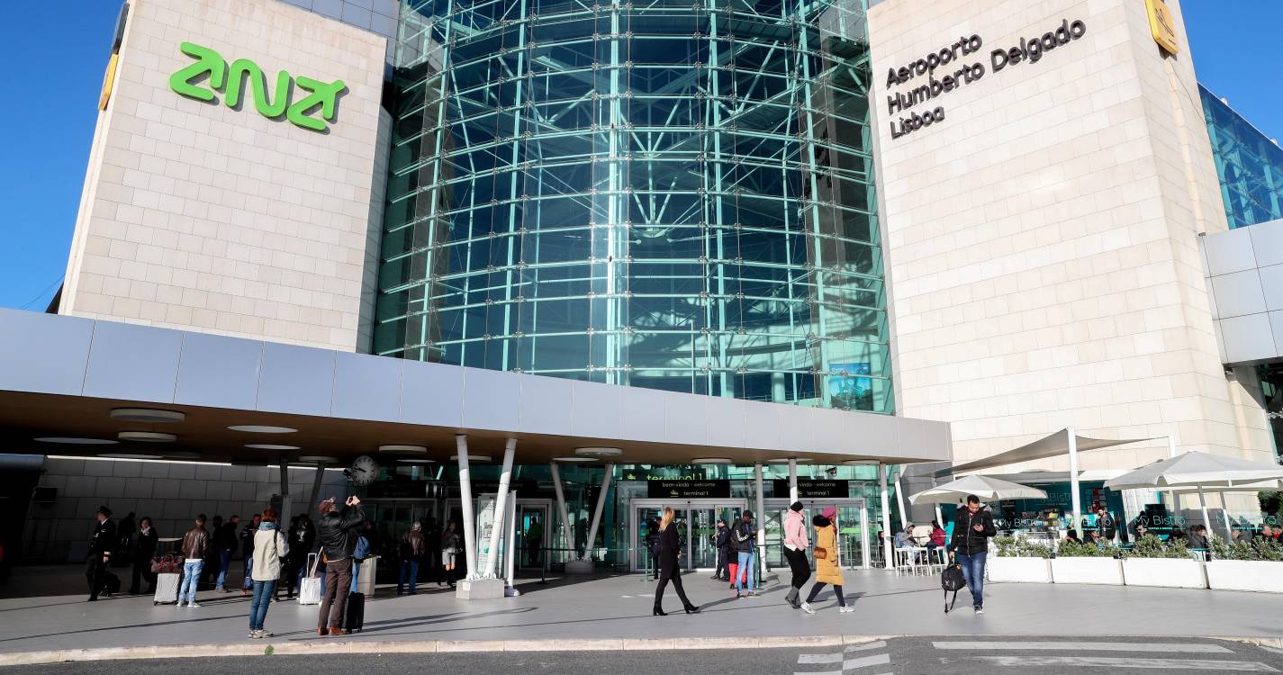 Recolha de biometria nos aeroportos é interrompida quando tempo de espera é elevado