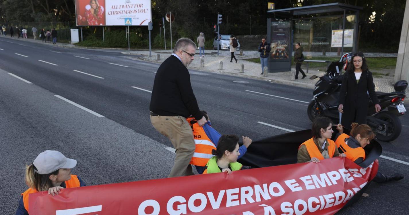 Ativistas do Climáximo bloqueiam entrada de acesso em Lisboa