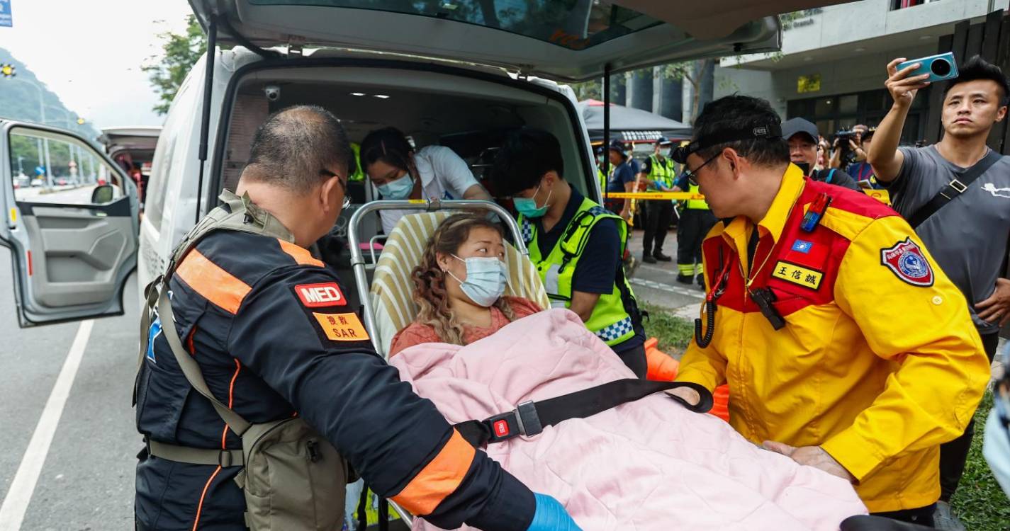 Equipas de socorro mantêm buscas nas zonas afetadas pelo sismo de Taiwan