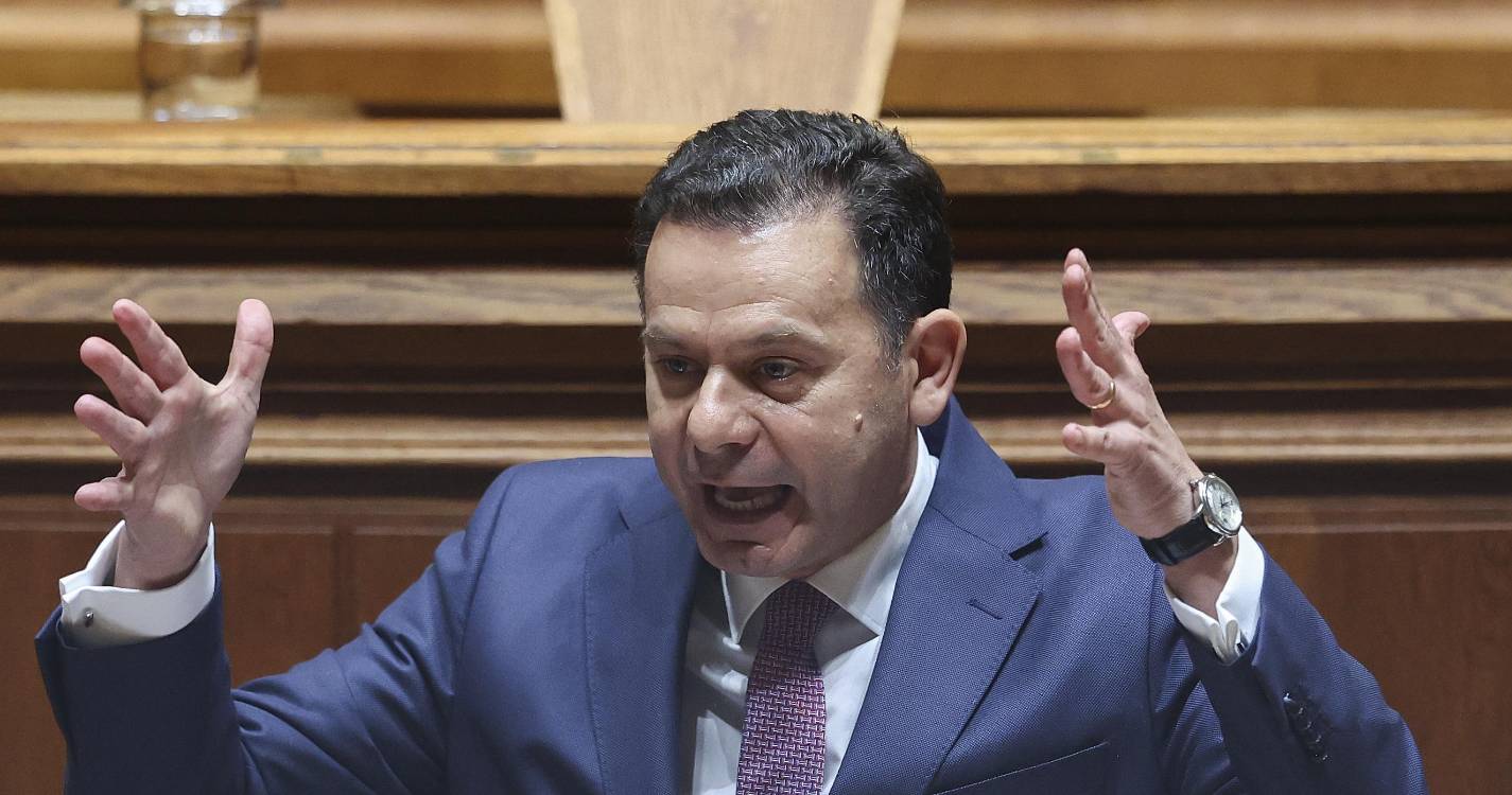 AR/Censura: Moção do PCP rejeitada pelo parlamento