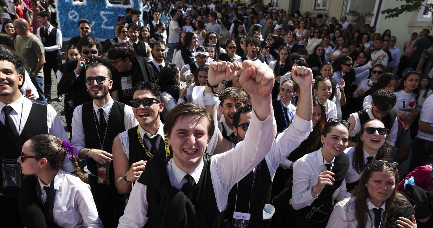 Cortejo da Queima das Fitas de Coimbra muito participado e com mensagens políticas (com fotos)