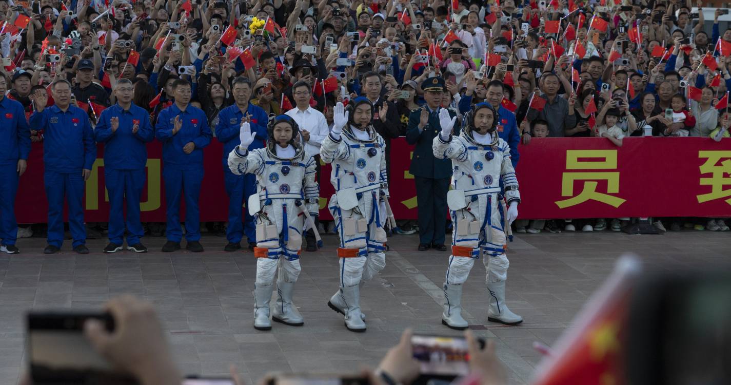 China lança nave Shenzhou 23 com um dos três astronautas que ficará um ano no espaço